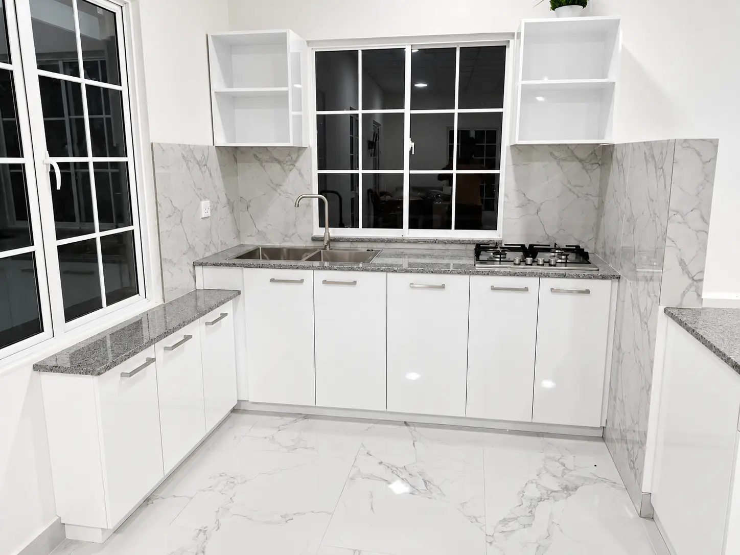 White kitchen with grey stone and marble-look surfaces